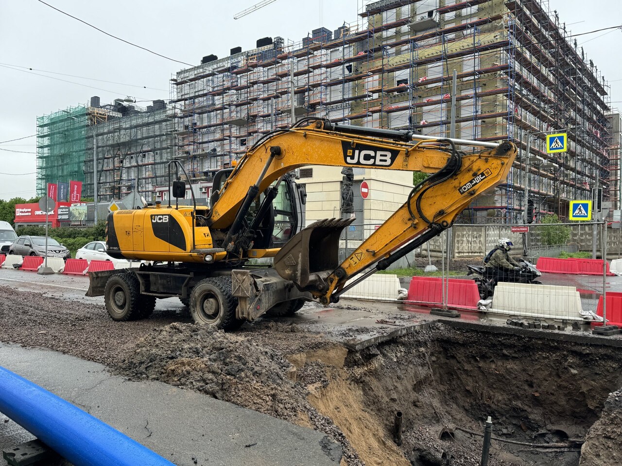 Колёсный экскаватор выполняет работы