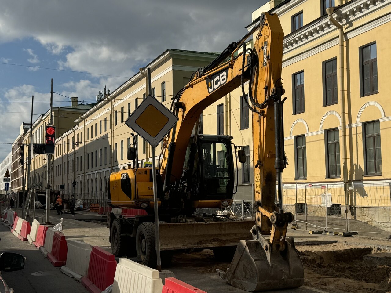 Колёсный экскаватор на площадке